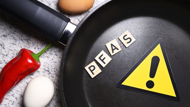 Gefahrenschild mit Ausrufezeichen in Bratpfanne und Schriftzug PFAS | Bild: picture alliance / CHROMORANGE | Christian Ohde Gefahrenschild mit Ausrufezeichen in Bratpfanne und Schriftzug PFAS