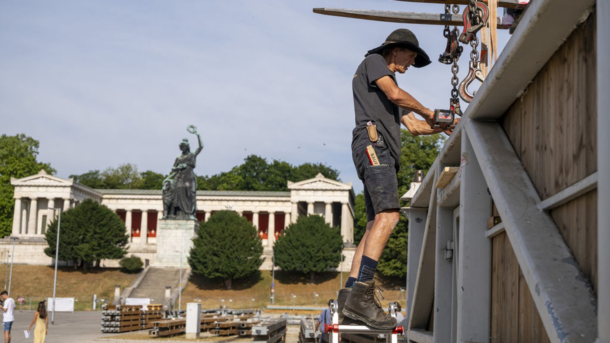 Arbeiter montieren in den frühen Morgenstunden große Einzelteile auf der Theresienwiese zusammen | Bild: dpa-Bildfunk/Peter Kneffel Arbeiter montieren in den frühen Morgenstunden große Einzelteile auf der Theresienwiese zusammen