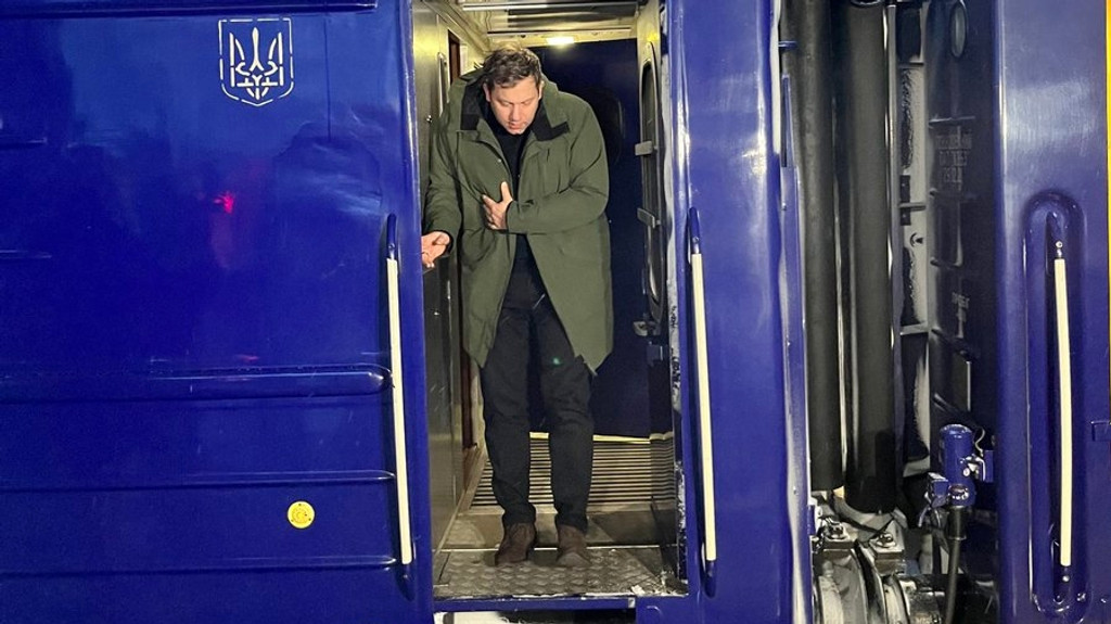 Lars Klingbeil steigt aus dem Nachtzug nach Kiew