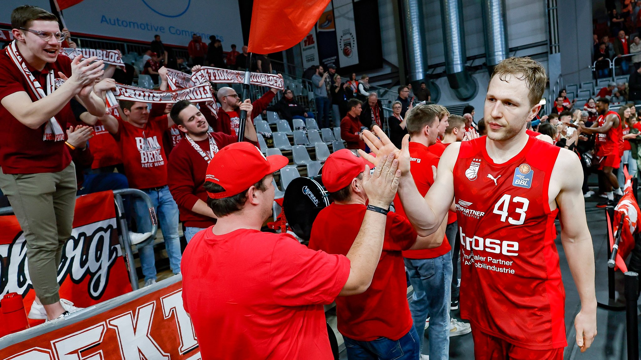 Christian Sengfelder klatscht die Bamberger Fans ab