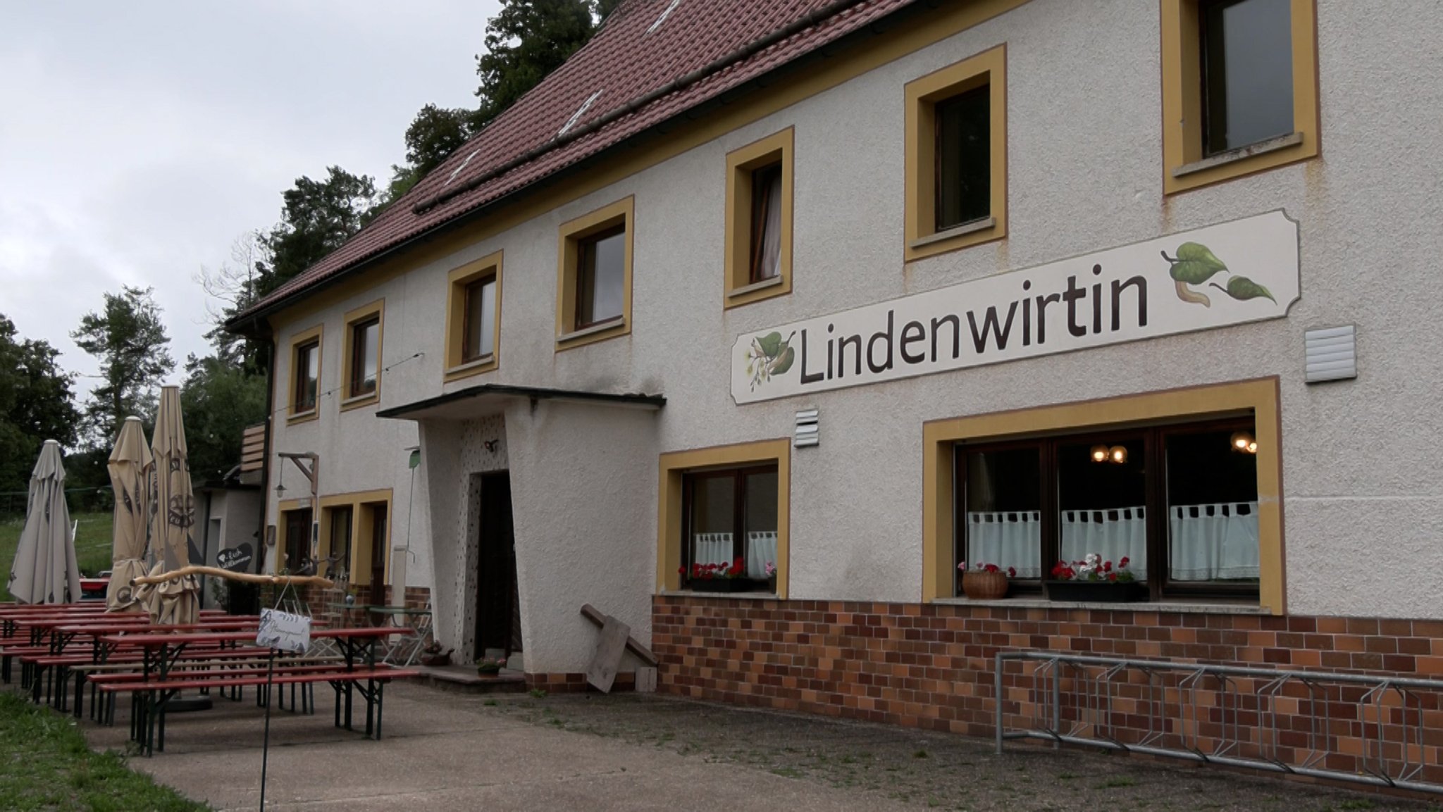 Das alte Wirtshaus in Unterachtel im Landkreis Amberg-Sulzbach von außen. An der Wand steht "Lindenwirtin" geschrieben. | Bild: BR/Margit Ringer Das alte Wirtshaus in Unterachtel im Landkreis Amberg-Sulzbach von außen. An der Wand steht "Lindenwirtin" geschrieben.
