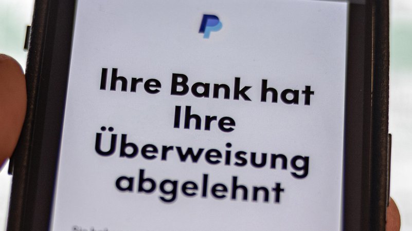 Ein Smartphone zeigt in einer E-Mail von Paypal die Meldung "Ihre Bank hat Ihre Überweisung abgelehnt" | Bild: picture alliance / Bonn.digital | Bonn.digital Ein Smartphone zeigt in einer E-Mail von Paypal die Meldung "Ihre Bank hat Ihre Überweisung abgelehnt"