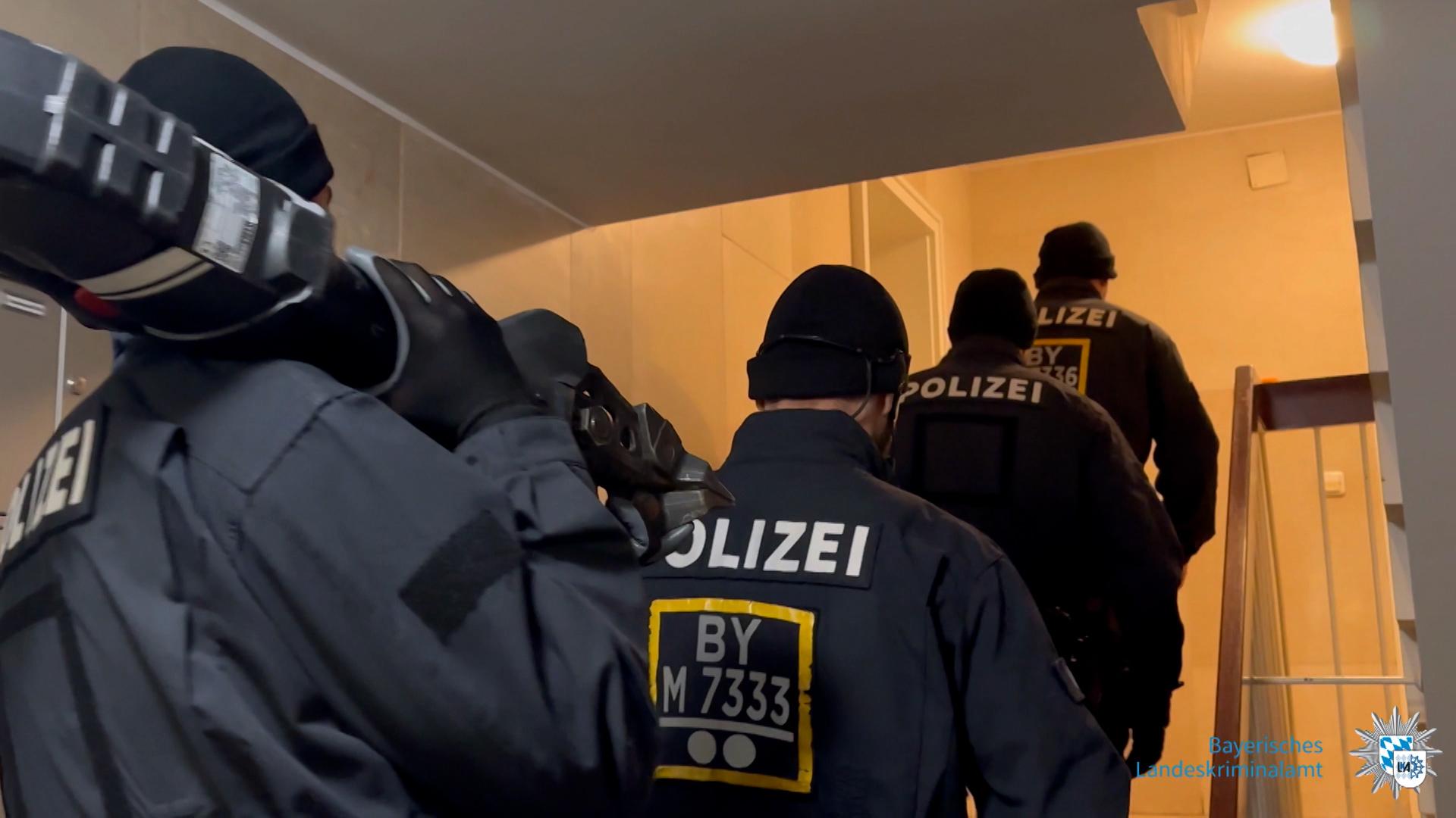 Polizisten in einem Treppenhaus