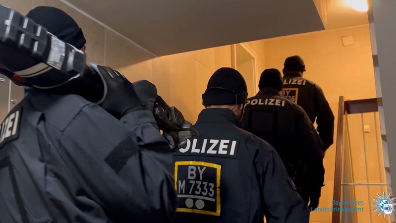 Polizisten in einem Treppenhaus | Bild: BR Polizisten in einem Treppenhaus