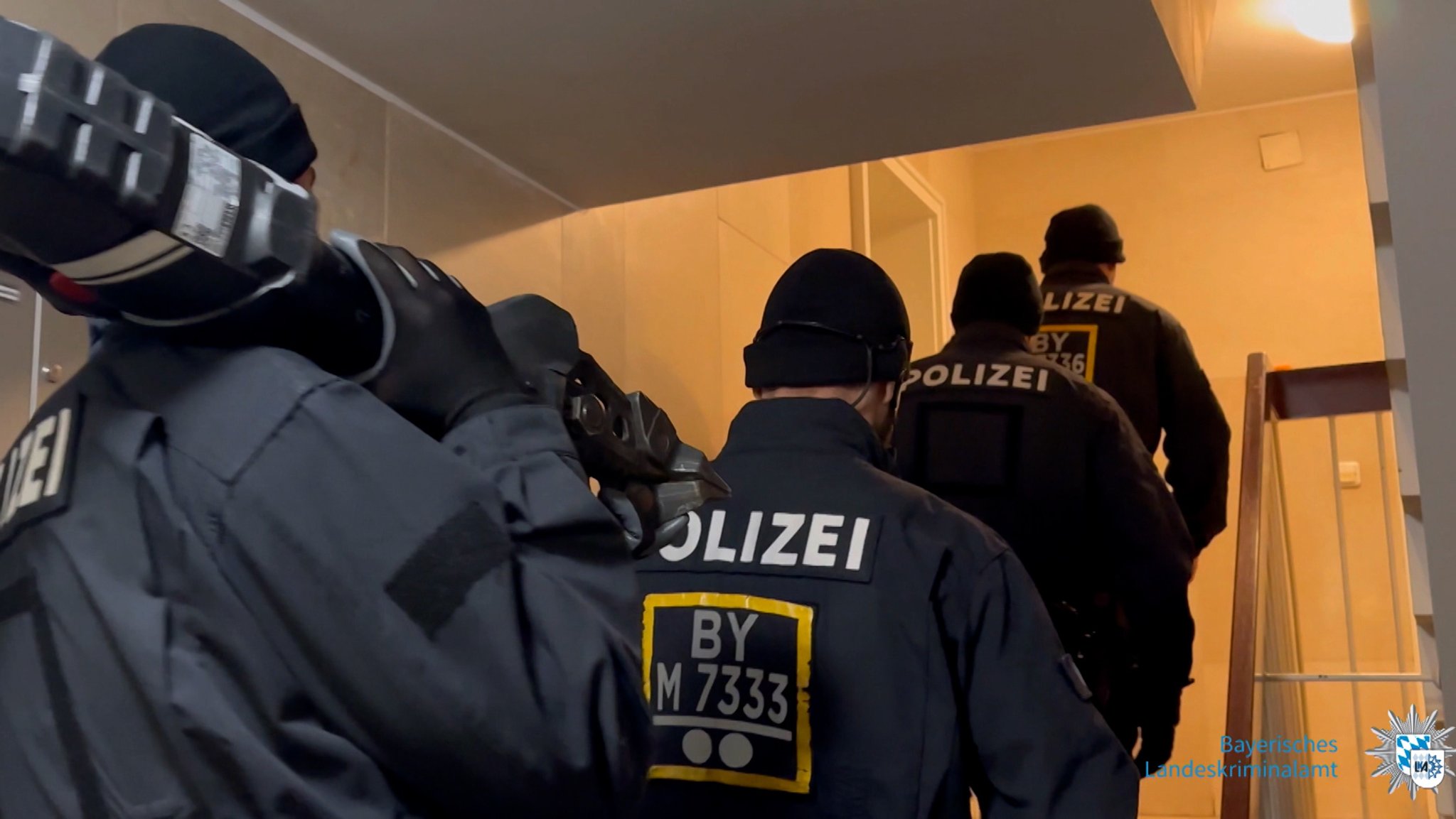 Polizisten in einem Treppenhaus