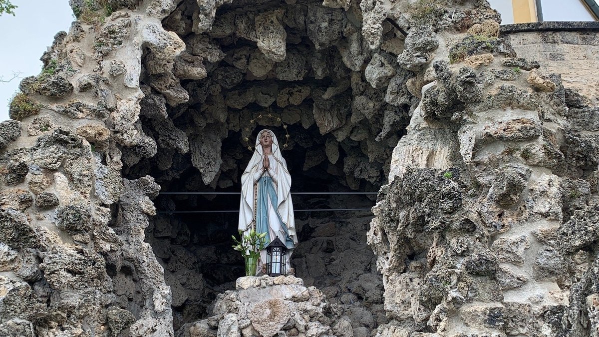 Madonnenfigur in der neu restaurierten Lourdesgrotte in Wildsteig