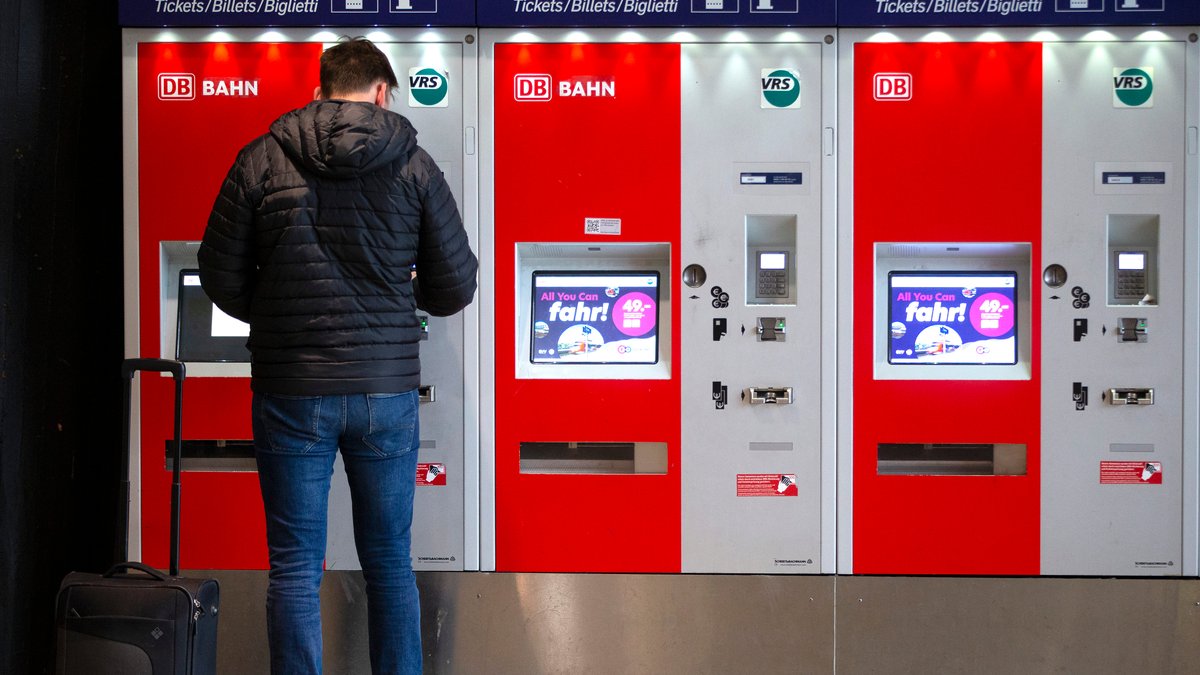 "All you can fahr! - 49 Euro Das Deutschlandticket" steht auf den Monitoren von Fahrkartenautomaten im Kölner Hauptbahnhof. Seit Montag gilt bundesweit das 49 Euro teure Deutschlandticket im öffentlichen Personennahverkehr.