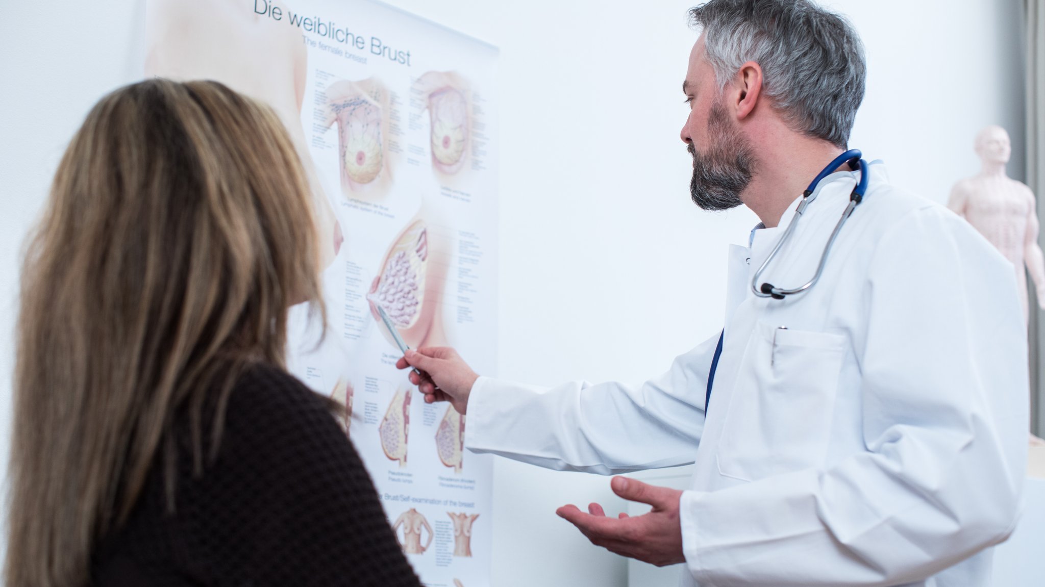 Symbolbild: Arzt und Patientin | Bild: picture alliance / dpa Themendienst | Christin Klose Symbolbild: Arzt und Patientin