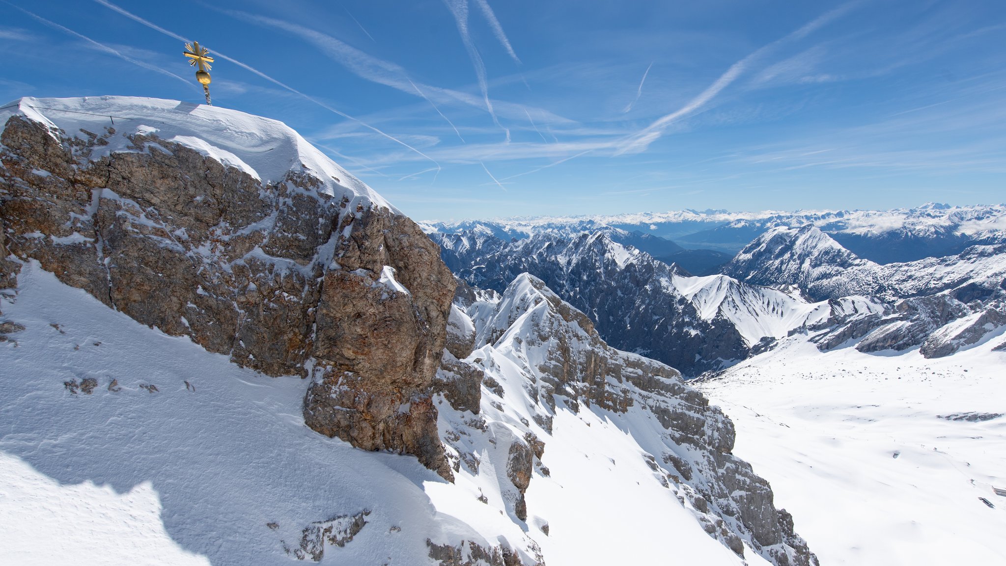 Archivbild, 28.05.2021: Schneefelder an der Zugspitze