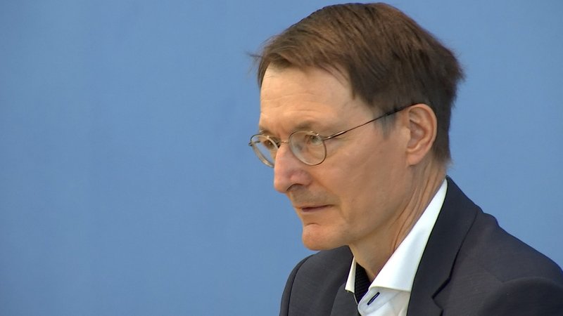 Bundesgesundheitsminister Karl Lauterbach bei einer Pressekonferenz.