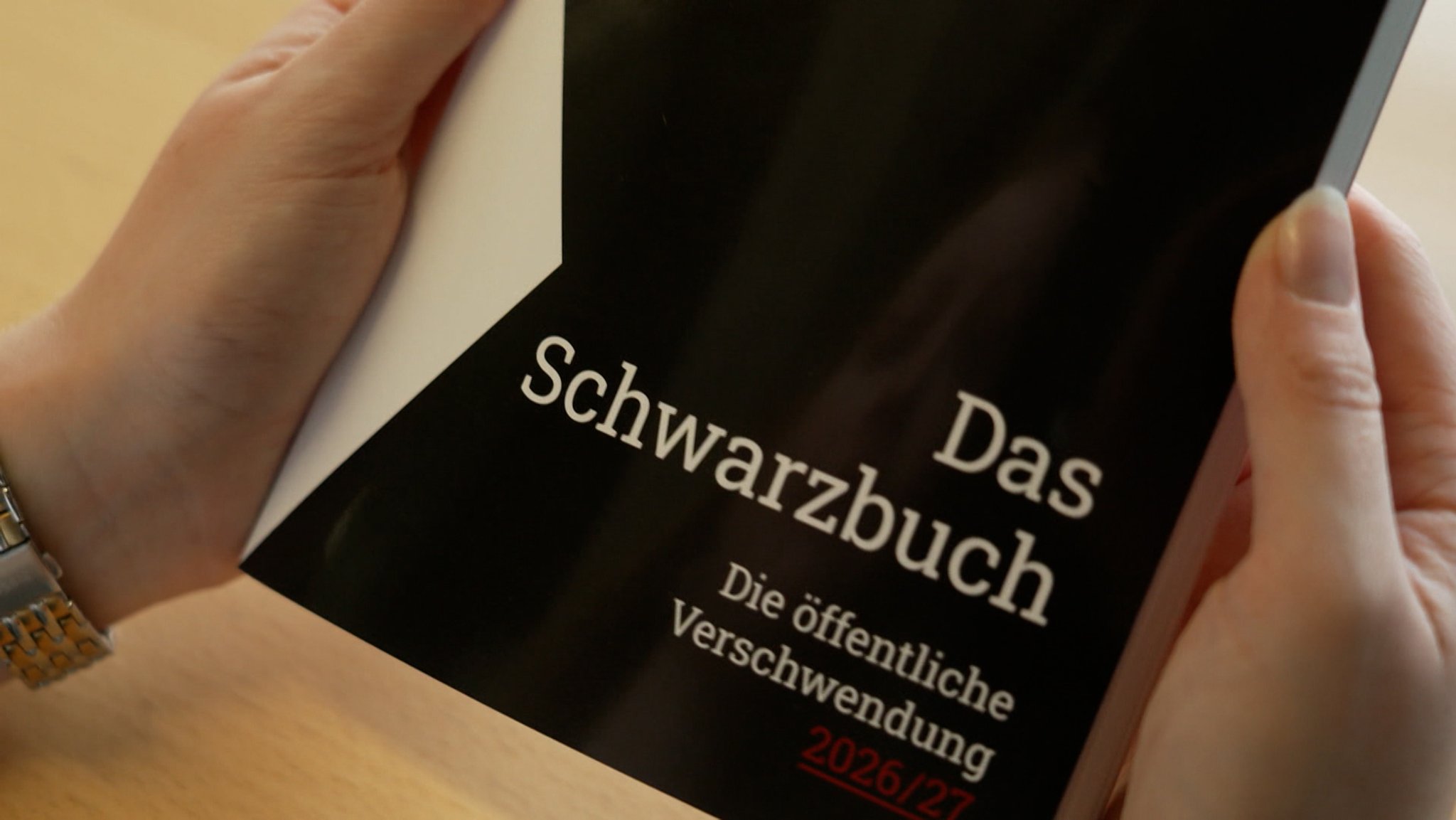 In seinem jährlich erscheinenden Schwarzbuch sammelt der Bund der Steuerzahler Fälle, in denen er eine Verschwendung von Steuergeld sieht. | Bild: Bayerischer Rundfunk 2026 In seinem jährlich erscheinenden Schwarzbuch sammelt der Bund der Steuerzahler Fälle, in denen er eine Verschwendung von Steuergeld sieht.