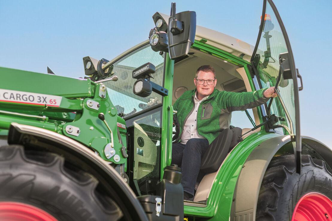 Holger Grießhammer sitzt im Führerhaus eines Traktors.