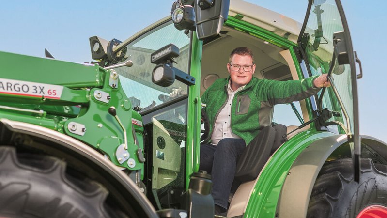 Holger Grießhammer sitzt im Führerhaus eines Traktors.