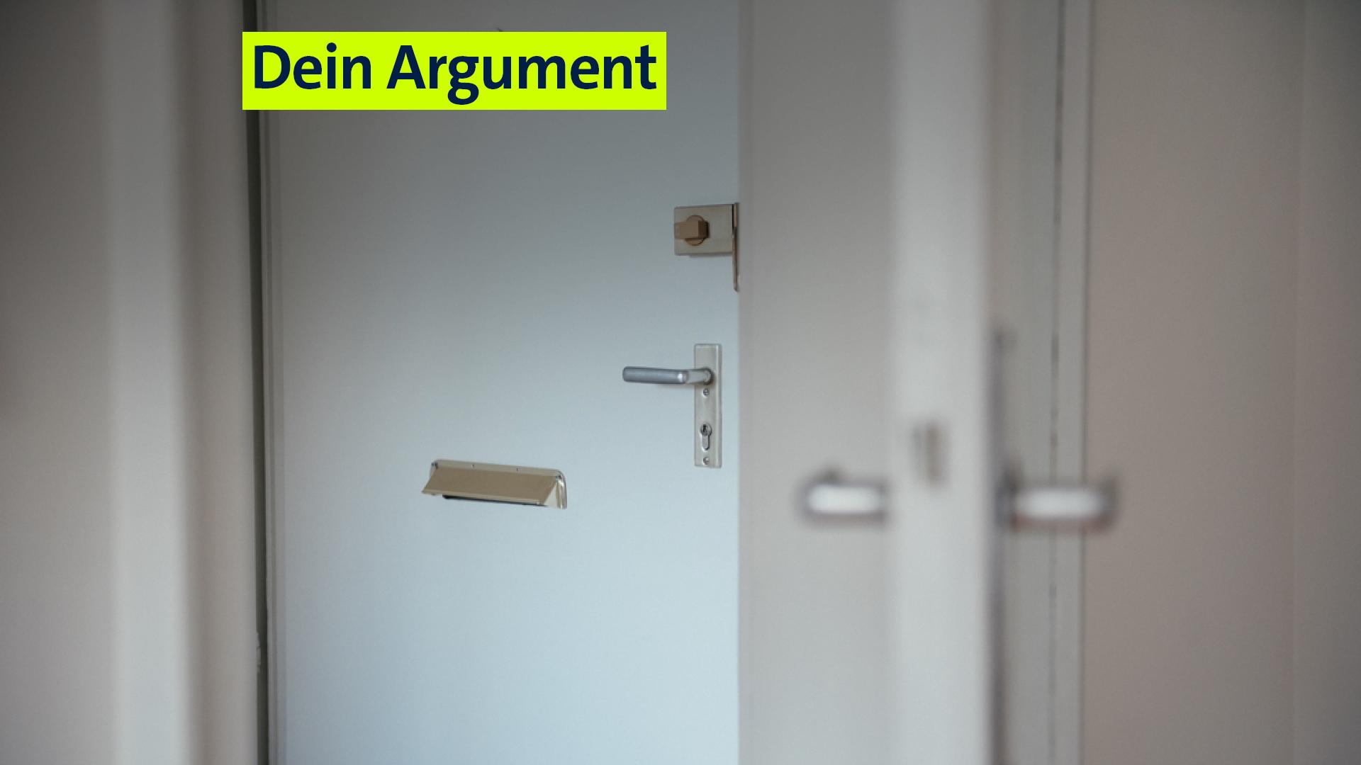 Die Tür zu einer leeren Wohnung.