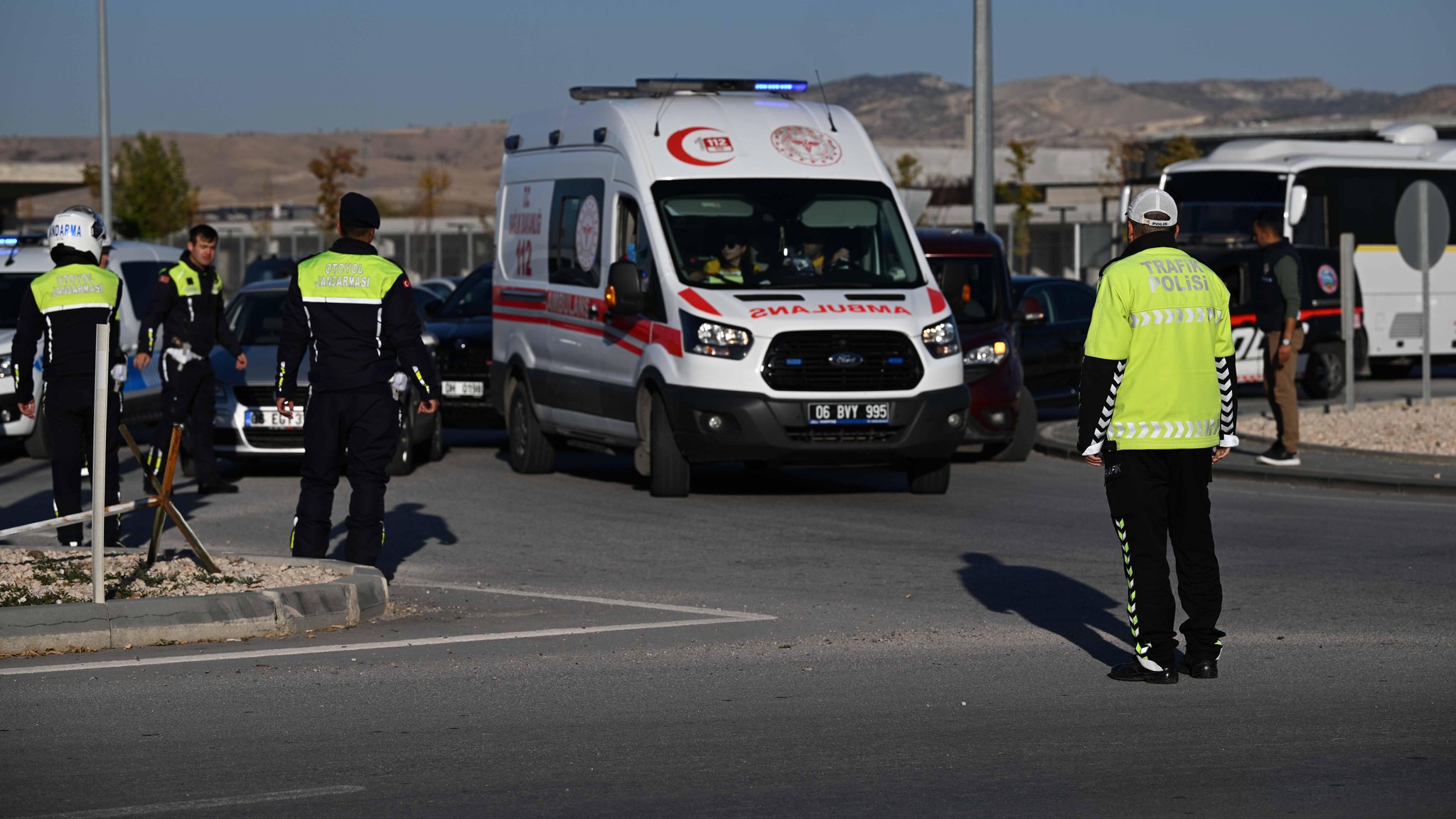 Rettungskräfte vor Ort: Auf dem Gelände der Türkischen Luft- und Raumfahrt (TUSAS) soll es einen Terroranschlag gegeben haben.