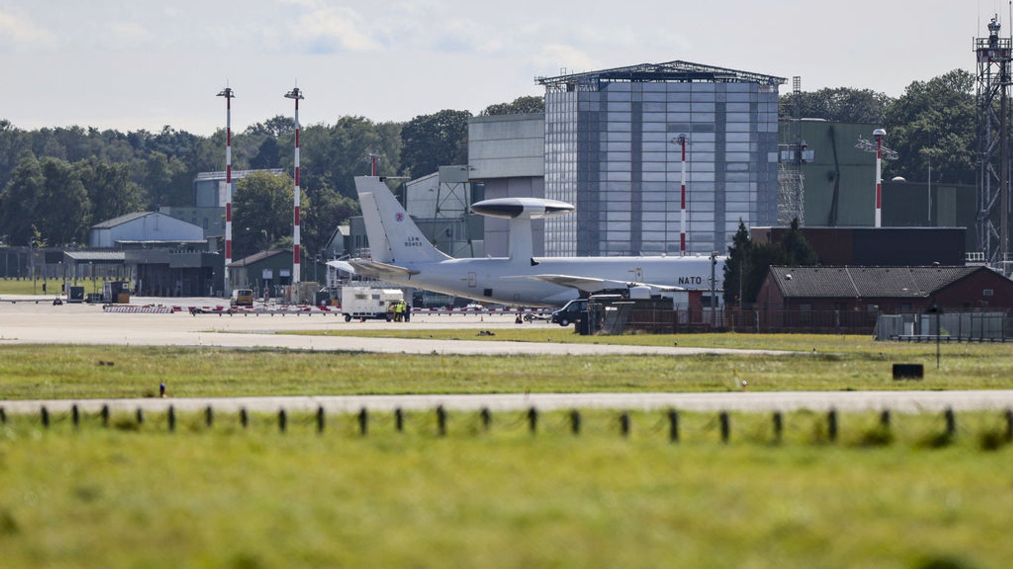 23.08.2024, Nordrhein-Westfalen, Geilenkirchen: Ein Awacs-Flugzeug (Englisch für "Airborne warning and control system·) steht auf dem Nato-Flugplatz in Geilenkirchen. Die Nato hatte auf ihrem Luftwaffenstützpunkt im nordrhein-westfälischen Geilenkirchen die zweithöchste Warnstufe ausgerufen. Foto: Christoph Reichwein/dpa +++ dpa-Bildfunk +++