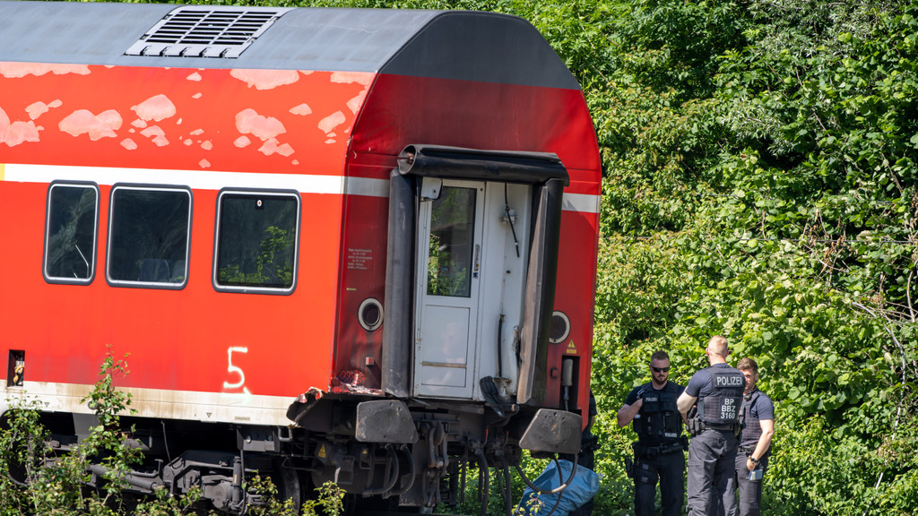 Ein Waggon des verunfallten Regionalzuges steht am 14.06. an der Unfallstelle (Archivbild) 