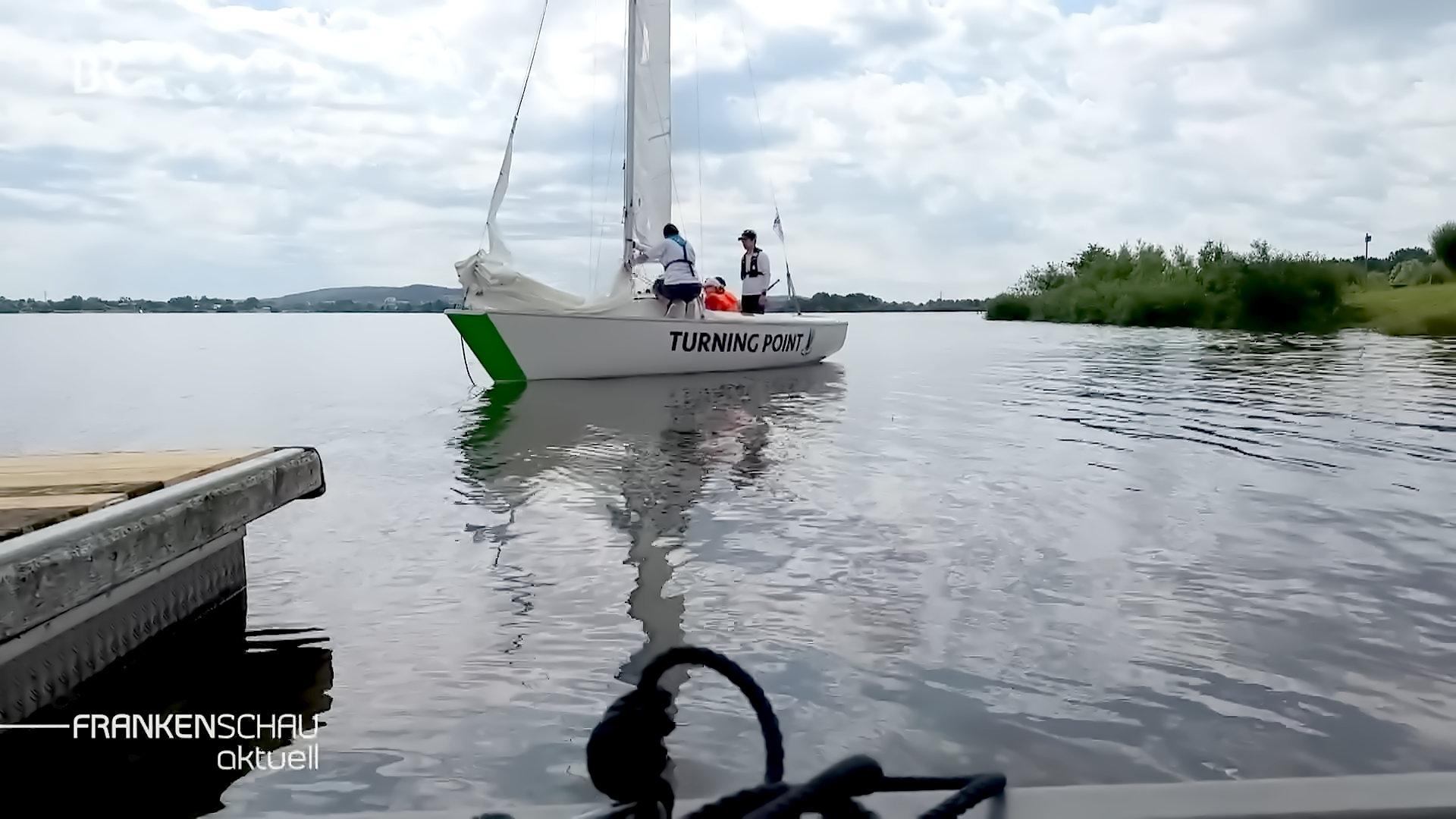 Ein Segelboot mit der Aufschrift "Turning Point" auf dem Altmühlsee.