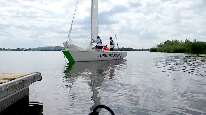 Ein Segelboot mit der Aufschrift "Turning Point" auf dem Altmühlsee.
