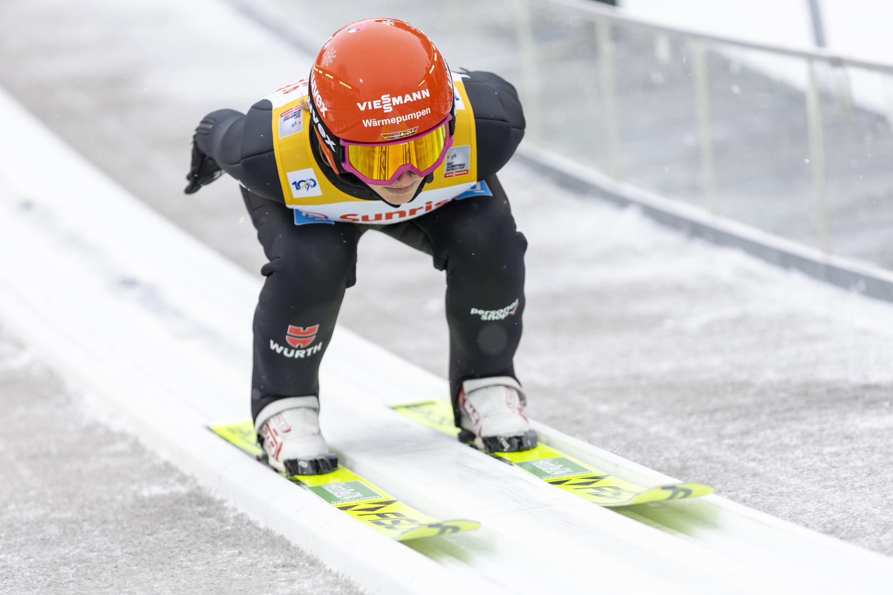 20.12.2024, Schweiz, Engelberg: Katharina Schmid aus Deutschland beim Trainingsspringen des FIS Skisprung Weltcups der Damen auf der Gross-Titlis Schanze. Foto: Philipp Schmidli/KEYSTONE/dpa +++ dpa-Bildfunk +++