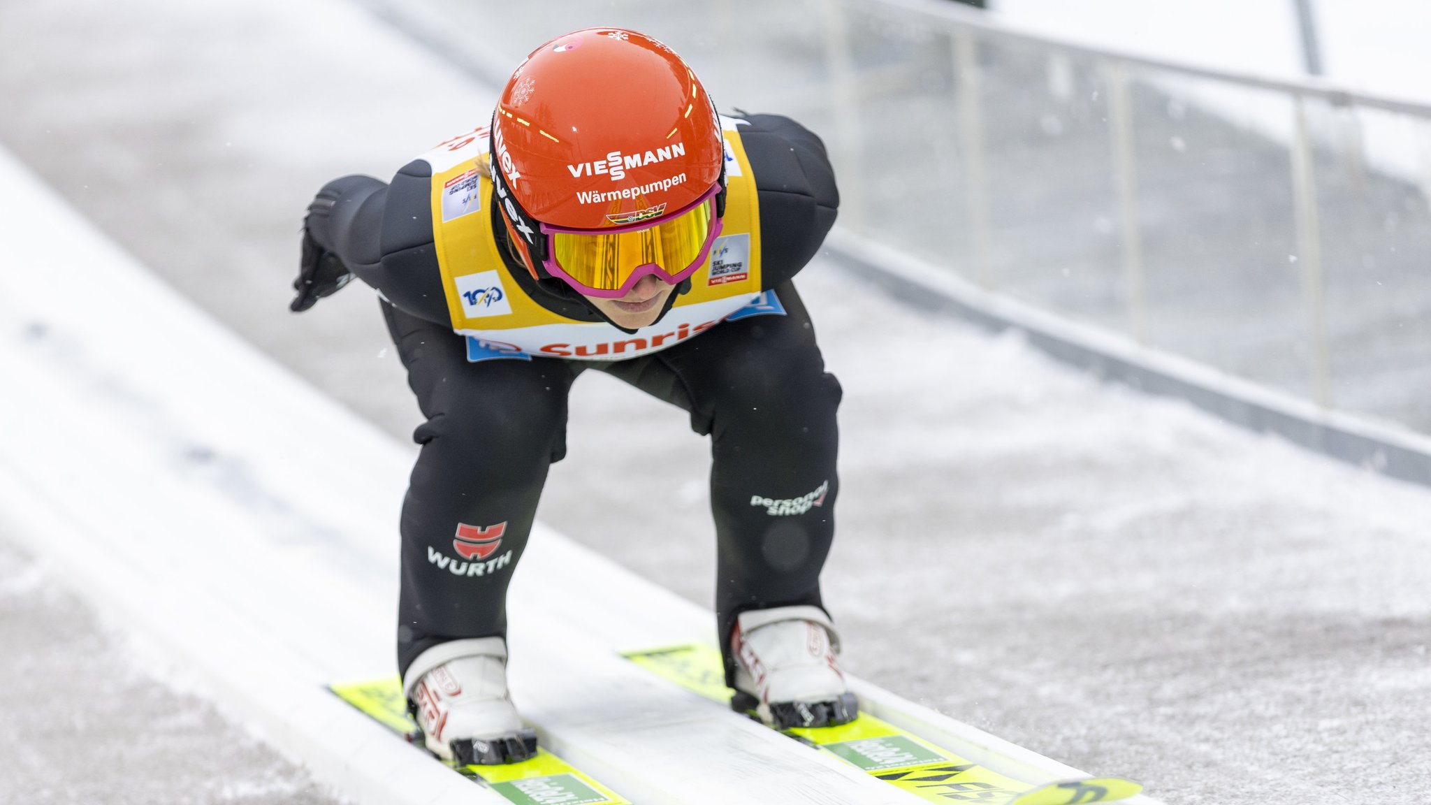 20.12.2024, Schweiz, Engelberg: Katharina Schmid aus Deutschland beim Trainingsspringen des FIS Skisprung Weltcups der Damen auf der Gross-Titlis Schanze. Foto: Philipp Schmidli/KEYSTONE/dpa +++ dpa-Bildfunk +++