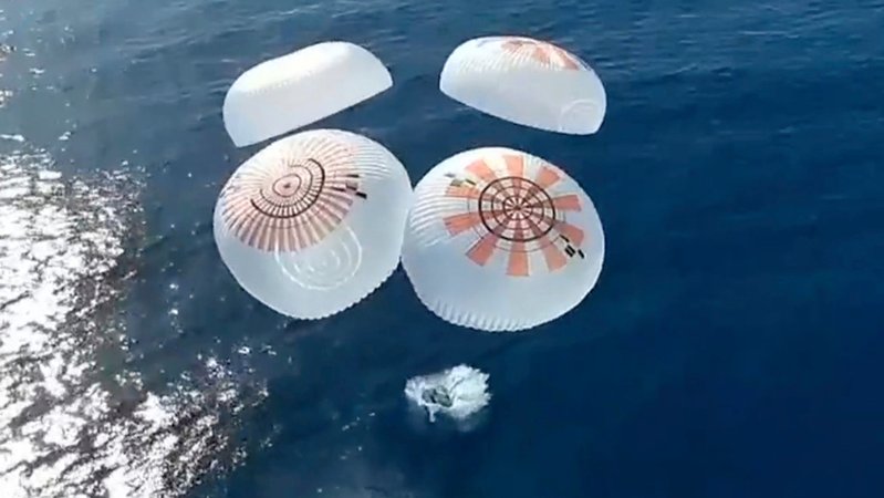 In diesem Bild aus einem von SpaceX zur Verfügung gestellten Video taucht die Dragon-Kapsel mit vier Personen an Bord vor der Küste Kaliforniens in den Pazifischen Ozean ein. Zur Crew gehört auch die Berliner Robotikforscherin Rabea Rogge. | Bild: Uncredited/SpaceX/AP/dpa In diesem Bild aus einem von SpaceX zur Verfügung gestellten Video taucht die Dragon-Kapsel mit vier Personen an Bord vor der Küste Kaliforniens in den Pazifischen Ozean ein. Zur Crew gehört auch die Berliner Robotikforscherin Rabea Rogge.