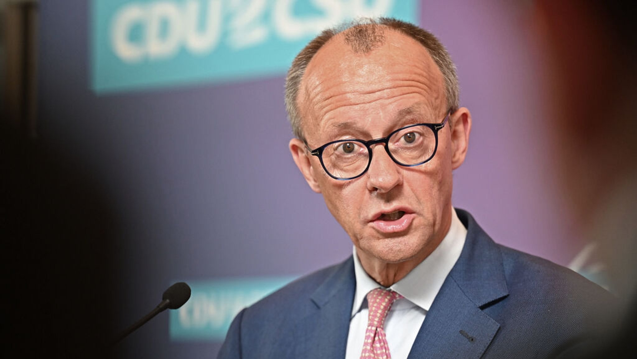 ARCHIV - 04.06.2024, Berlin: Friedrich Merz, CDU-Bundesvorsitzender und Fraktionsvorsitzender der CDU/CSU-Fraktion im Bundestag, gibt ein Pressestatement zu Beginn der Fraktionssitzung der Unionsparteien. (zu dpa: «Merz sieht «allerletzten Weckruf» für Ampel») Foto: Sabina Crisan/dpa +++ dpa-Bildfunk +++