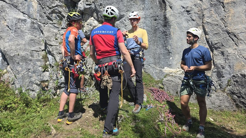 Ausbilder Robert Martl steht mit Anwärtern vor einer Felswand. | Bild: BR / Ulrike Nikola Ausbilder Robert Martl steht mit Anwärtern vor einer Felswand.