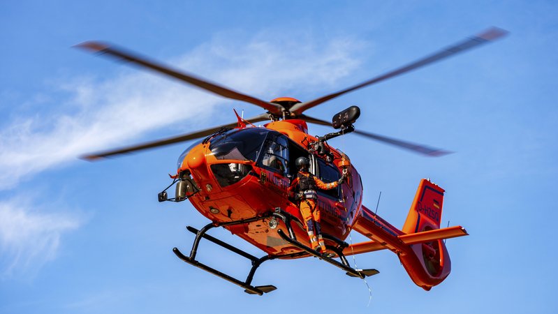 (Symbolbild) Zwei bei einem Motorschlittenunfall schwer verletzte Kinder wurden mit einem Rettungshubschrauber in ein Krankenhaus geflogen. | Bild: picture alliance / imageBROKER | Herbert Berger (Symbolbild) Zwei bei einem Motorschlittenunfall schwer verletzte Kinder wurden mit einem Rettungshubschrauber in ein Krankenhaus geflogen.