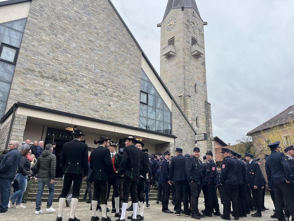 Viele Gläubigen zeigten beim Sonntagsgottesdienst in der St. Vitus-Kirche in Hauzenberg ihre Solidarität mit dem freigestellten Pfarrer. Der Gottesdienst wurde von einem anderen Geistlichen gehalten.