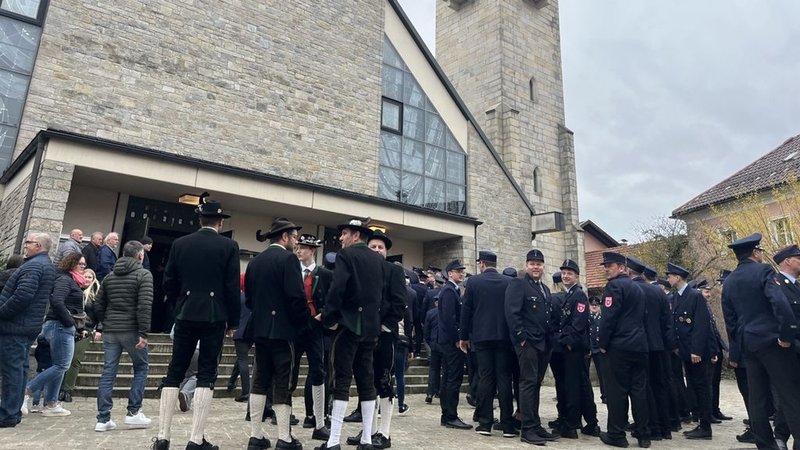 Viele Gläubigen zeigten beim Sonntagsgottesdienst in der St. Vitus-Kirche in Hauzenberg ihre Solidarität mit dem freigestellten Pfarrer. Der Gottesdienst wurde von einem anderen Geistlichen gehalten. | Bild: BR / Sarah Höger Viele Gläubigen zeigten beim Sonntagsgottesdienst in der St. Vitus-Kirche in Hauzenberg ihre Solidarität mit dem freigestellten Pfarrer. Der Gottesdienst wurde von einem anderen Geistlichen gehalten.