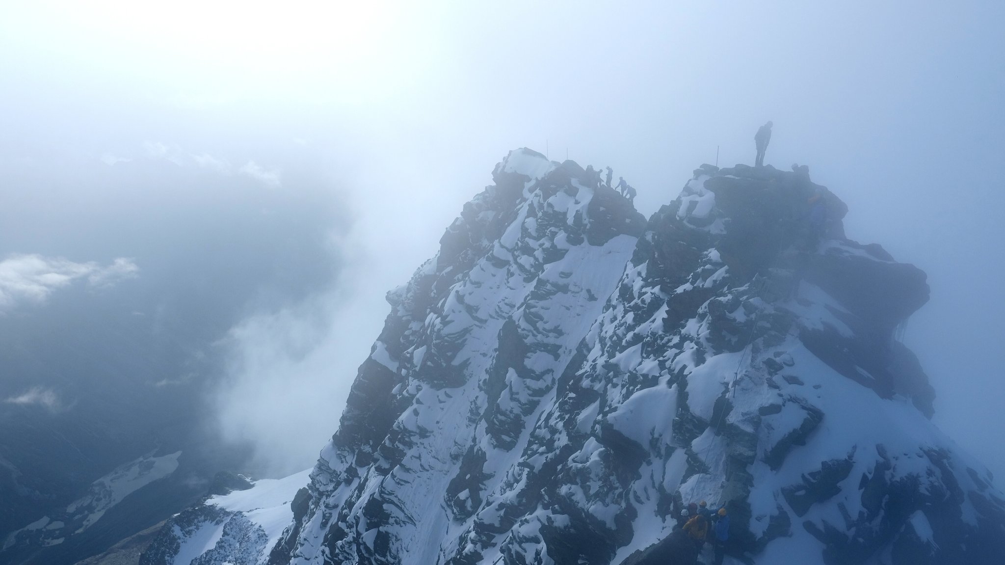 Bergsteiger bei Bewölkung am Gipfelgrat des Großglockner. | Bild: picture alliance / SZ Photo | Stephan Rumpf Bergsteiger bei Bewölkung am Gipfelgrat des Großglockner.