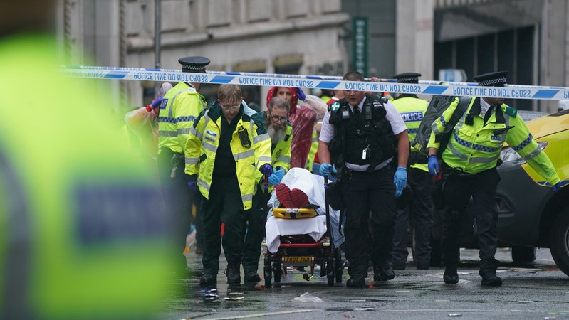 Meisterfeier in Liverpool: Auto fährt in Menschenmenge - Mehrere Verletzte | Bild: picture alliance / empics | Owen Humphreys Meisterfeier in Liverpool: Auto fährt in Menschenmenge - Mehrere Verletzte