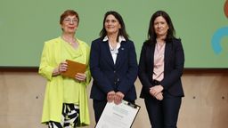 Barbara Haas (Mitte) bei der Preisverleihung in Berlin | Bild:Heraeus Bildungsstiftung