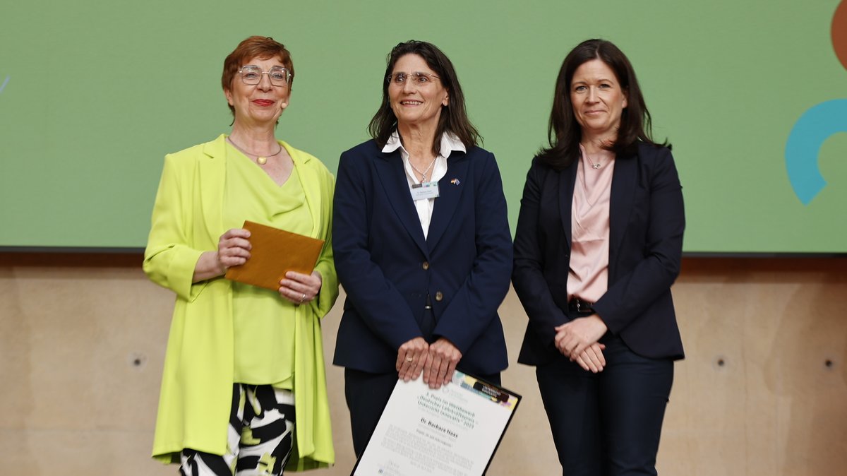 Barbara Haas (Mitte) bei der Preisverleihung in Berlin
