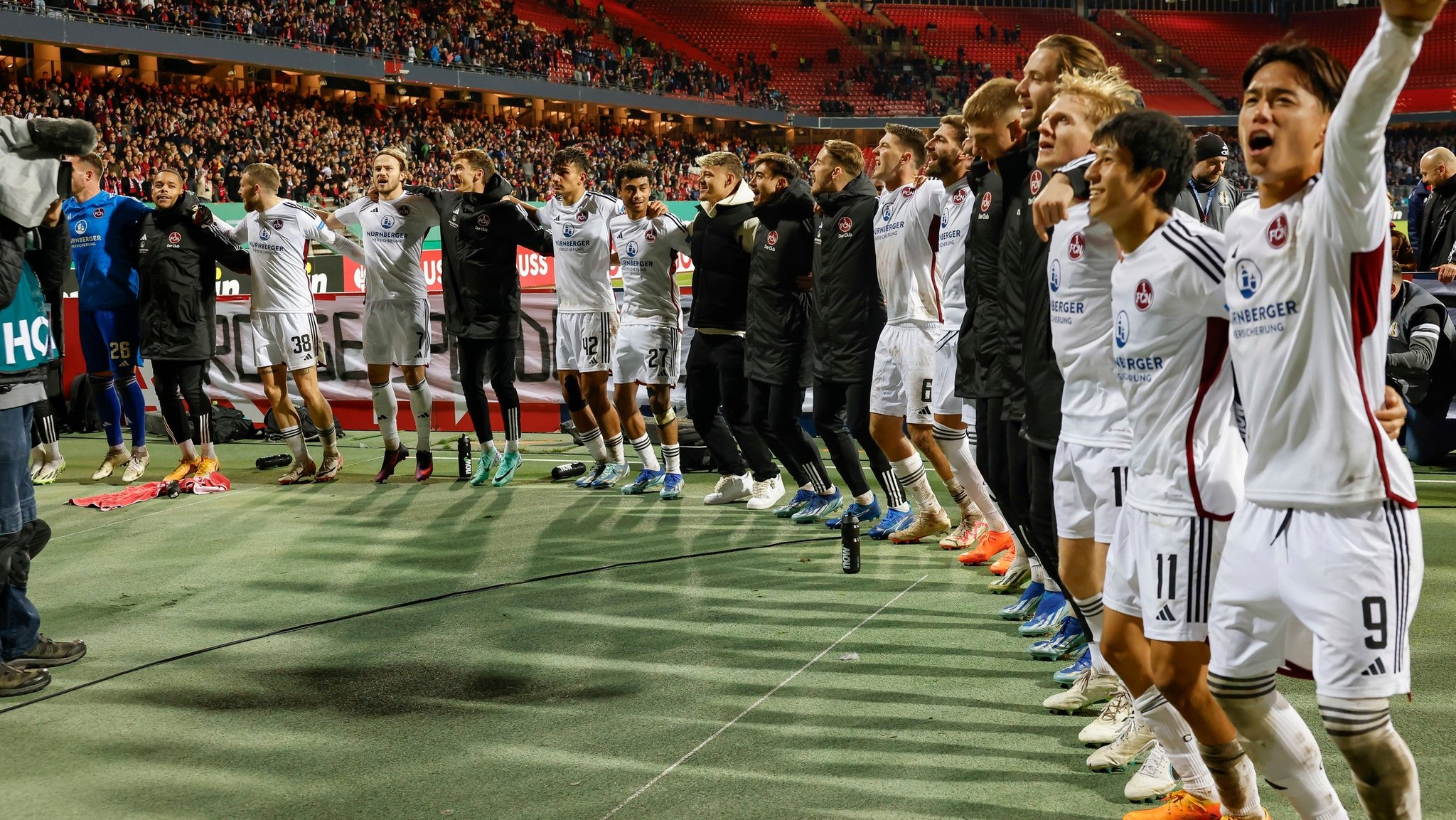 02.11.2023, Bayern, Nürnberg: Fußball: DFB-Pokal, 1. FC Nürnberg - Hansa Rostock, 2. Das Team vom 1.FC Nürnberg jubelt nach dem 3:2-Sieg über Hansa Rostock. Foto: Daniel Löb/dpa - WICHTIGER HINWEIS: Gemäß den Vorgaben der DFL Deutsche Fußball Liga bzw. des DFB Deutscher Fußball-Bund ist es untersagt, in dem Stadion und/oder vom Spiel angefertigte Fotoaufnahmen in Form von Sequenzbildern und/oder videoähnlichen Fotostrecken zu verwerten bzw. verwerten zu lassen. +++ dpa-Bildfunk +++