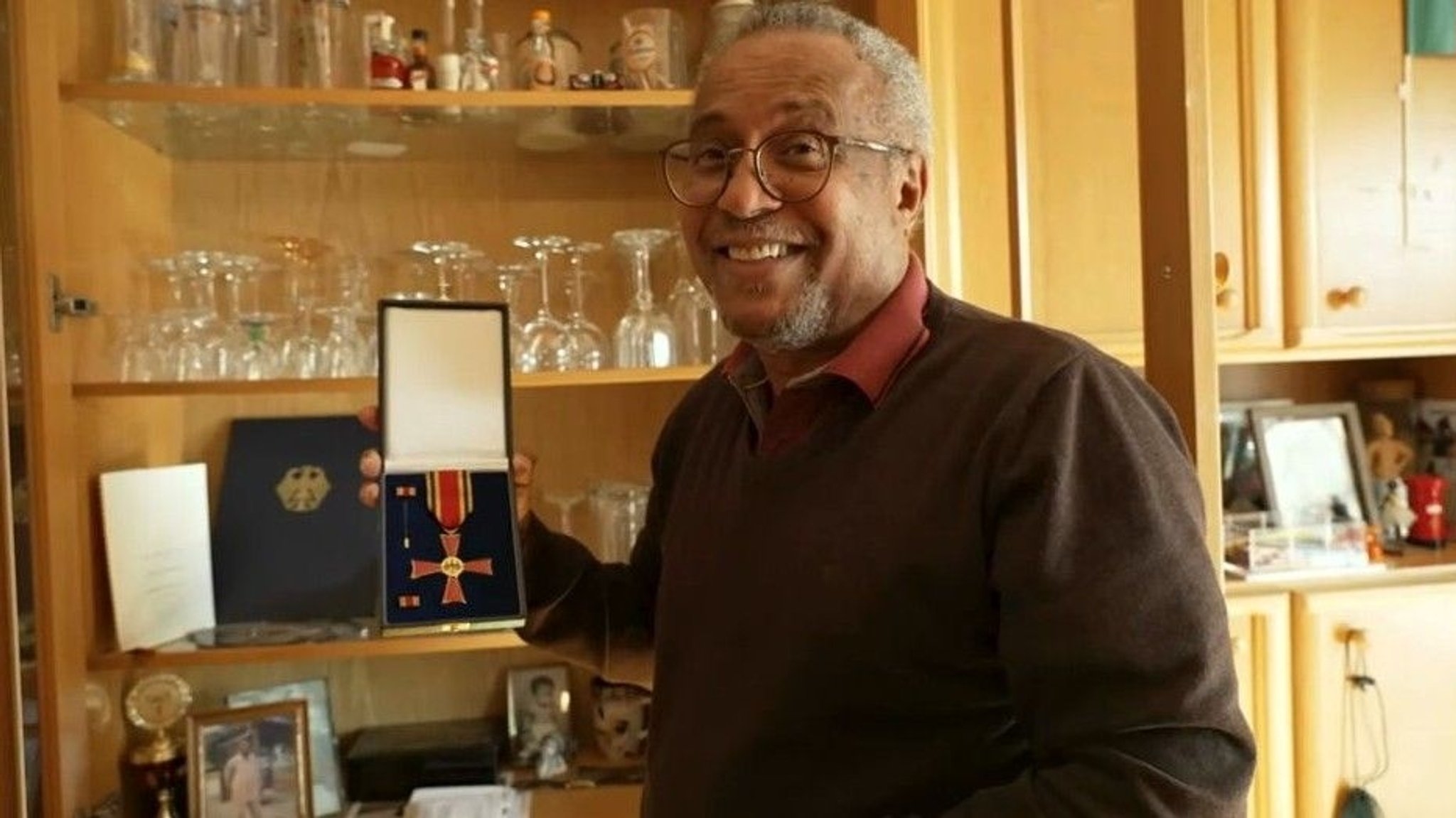 Jean-Pierre Felix Eyoumer klärt an Schulen über die Kolonialzeit auf. Kürzlich ist er mit dem Bundesverdienstkreuz geehrte worden.