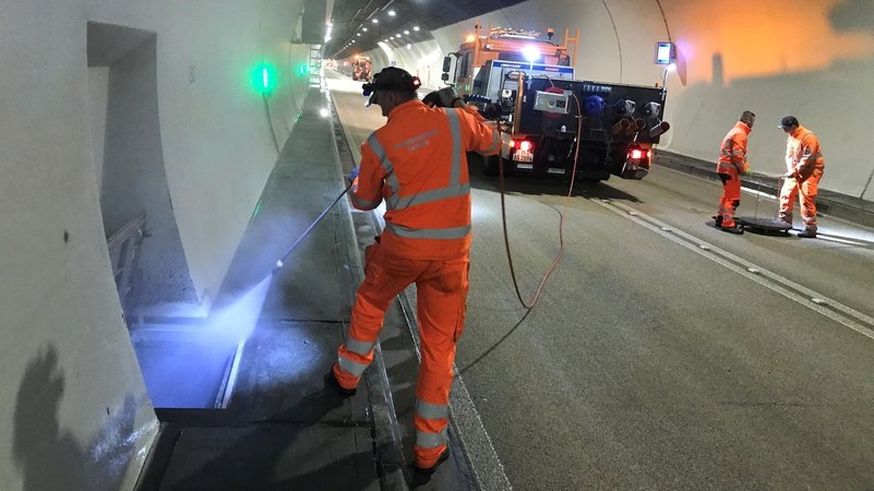 Fachleute von der Autobahnmeisterei und von Spezialfirmen reinigen den Tunnel