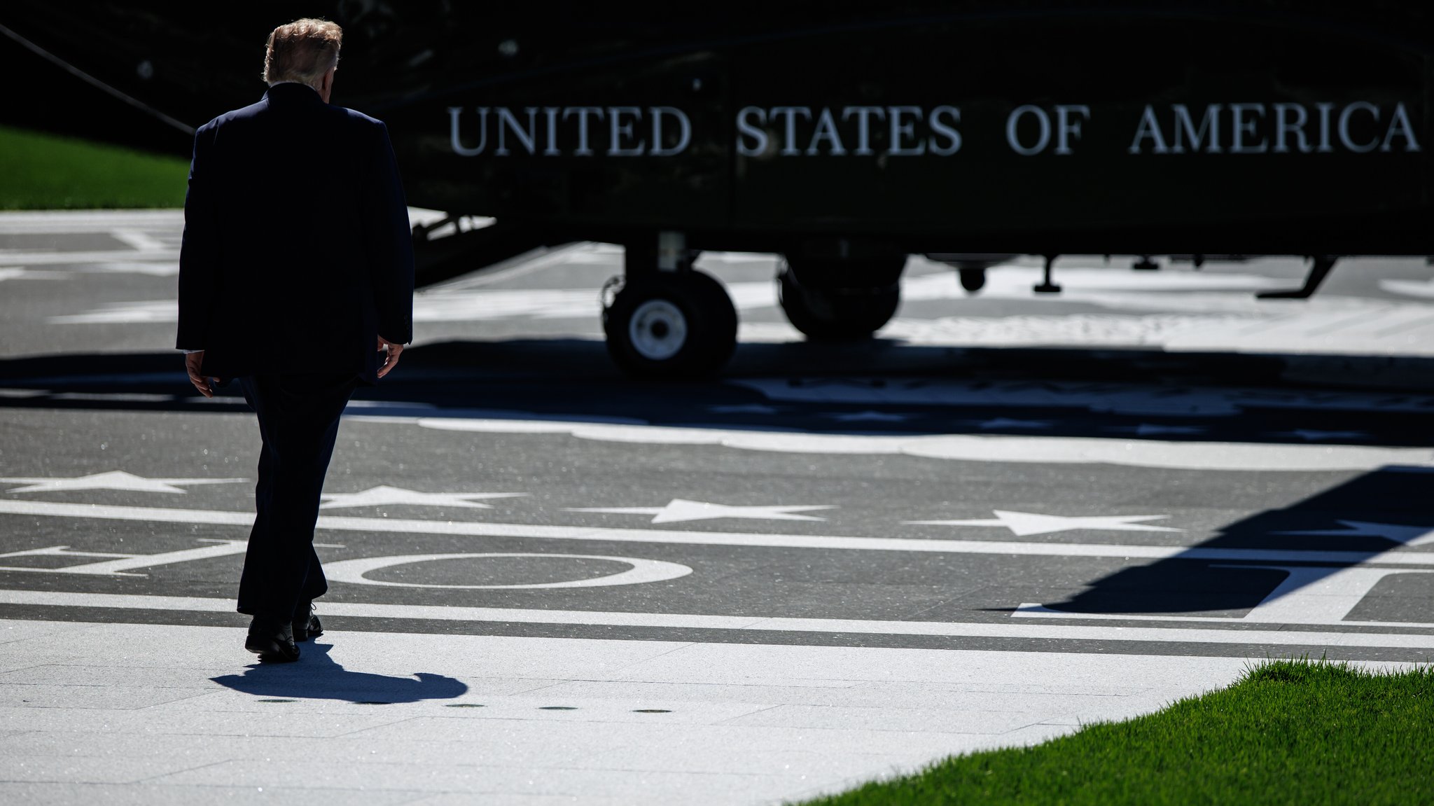 US-Präsident Donald J. Trump begibt sich zu „Marine One“, nachdem er vor seiner Abreise zu einer Wahlkampfreise nach Alaska, Nevada, Arizona und Montana auf dem Südrasen des Weißen Hauses in Washington, D.C., mit Reportern gesprochen hat. | Bild: picture alliance / Consolidated News Photos | Samuel Corum-Pool via CNP US-Präsident Donald J. Trump begibt sich zu „Marine One“, nachdem er vor seiner Abreise zu einer Wahlkampfreise nach Alaska, Nevada, Arizona und Montana auf dem Südrasen des Weißen Hauses in Washington, D.C., mit Reportern gesprochen hat.