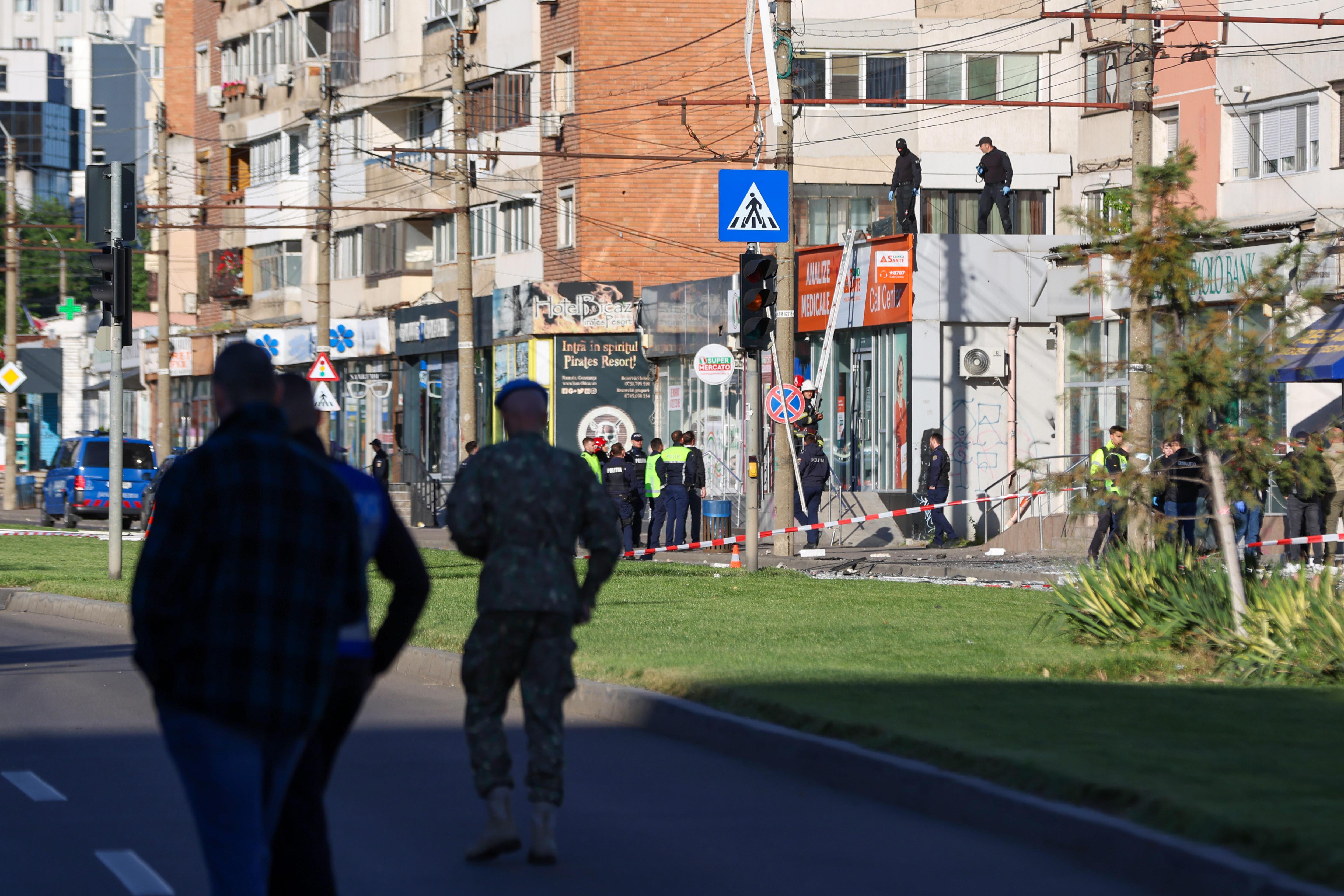 (Symbolbild) Eine Aufnahme zeigt die Zerstörung, die durch den Einschlag einer russischen Drohne in ein Wohnhaus in der ostrumänischen Stadt Galați verursacht wurde.