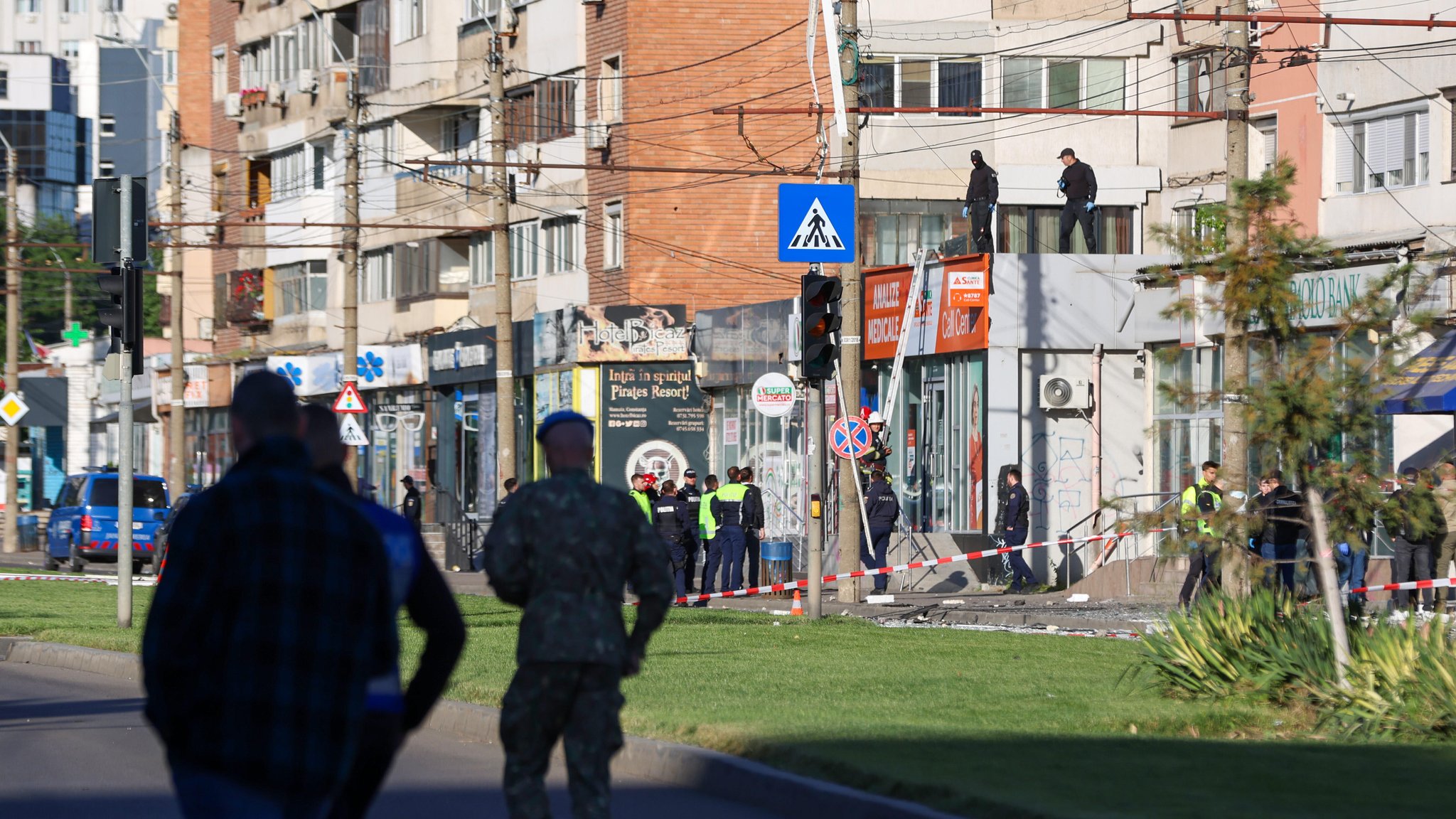 (Symbolbild) Eine Aufnahme zeigt die Zerstörung, die durch den Einschlag einer russischen Drohne in ein Wohnhaus in der ostrumänischen Stadt Galați verursacht wurde. | Bild: picture alliance / Anadolu | Stringer (Symbolbild) Eine Aufnahme zeigt die Zerstörung, die durch den Einschlag einer russischen Drohne in ein Wohnhaus in der ostrumänischen Stadt Galați verursacht wurde.