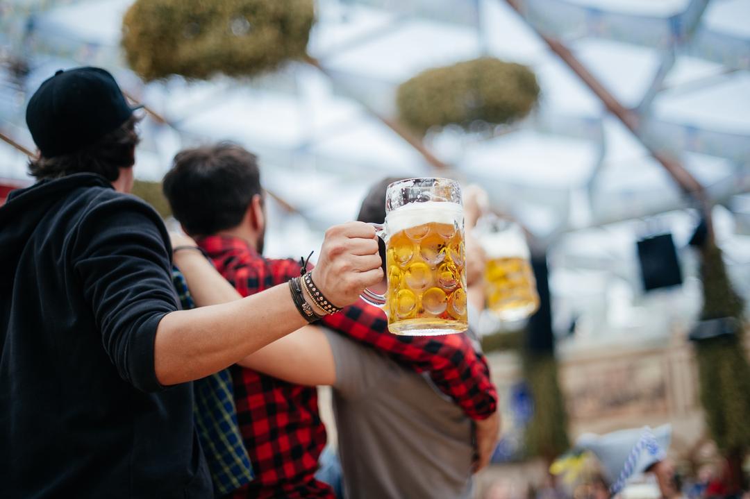 Männer mit Maßkrügen im Bierzelt (Symbolbild).