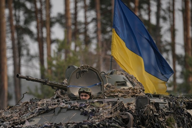 Ein Panzer mit einer ukrainischen Fahne.