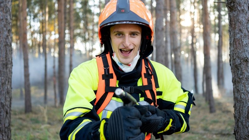 Verhindere einen Waldbrand | Checker Julian übt sich als Feuerwehrmann.