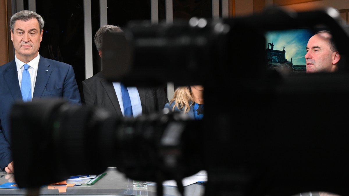 Ministerpräsident Markus Söder steht während einer TV-Runde neben seinem Vize Hubert Aiwanger 