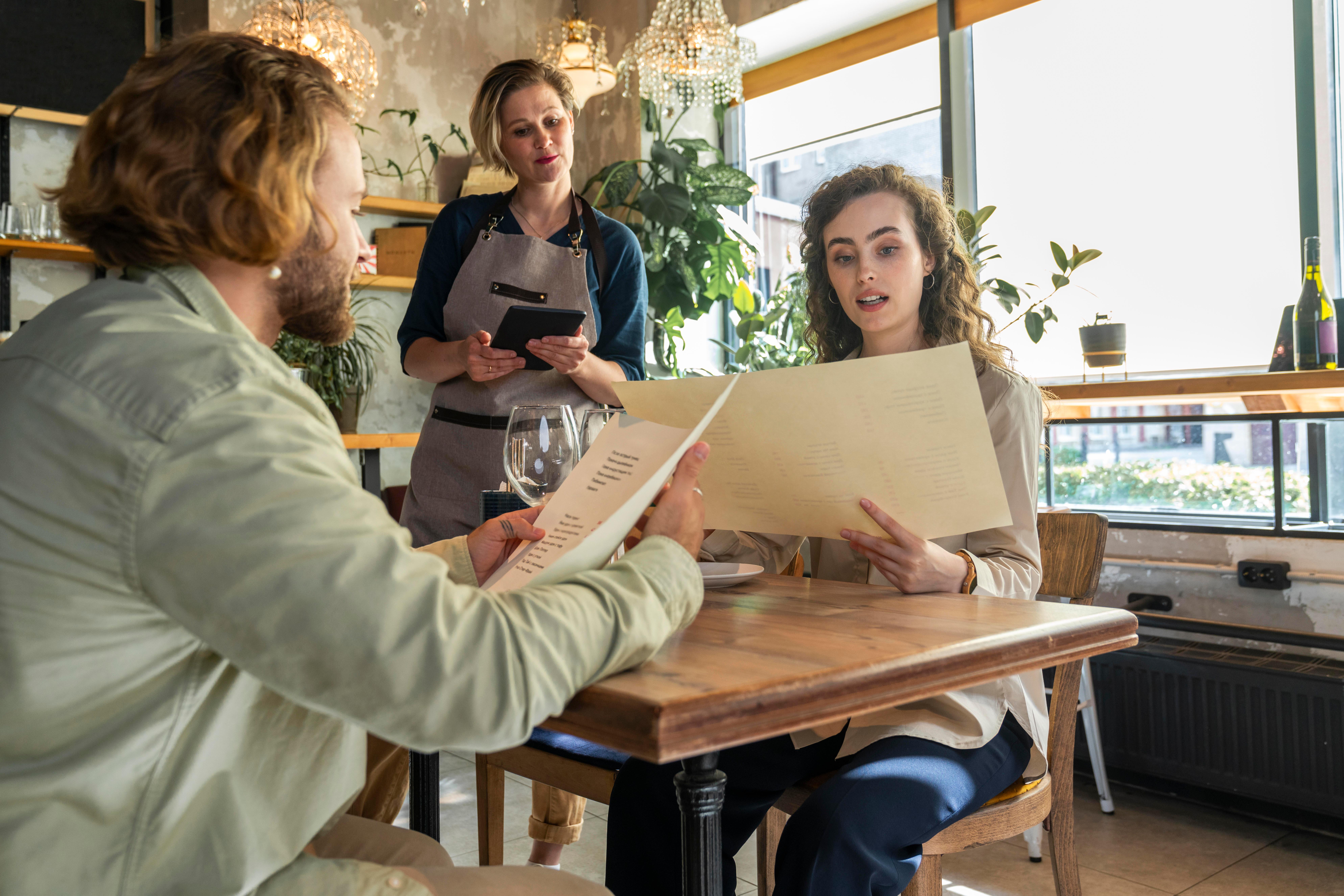 Symbolbild: Restaurantgäste beim Bestellen
