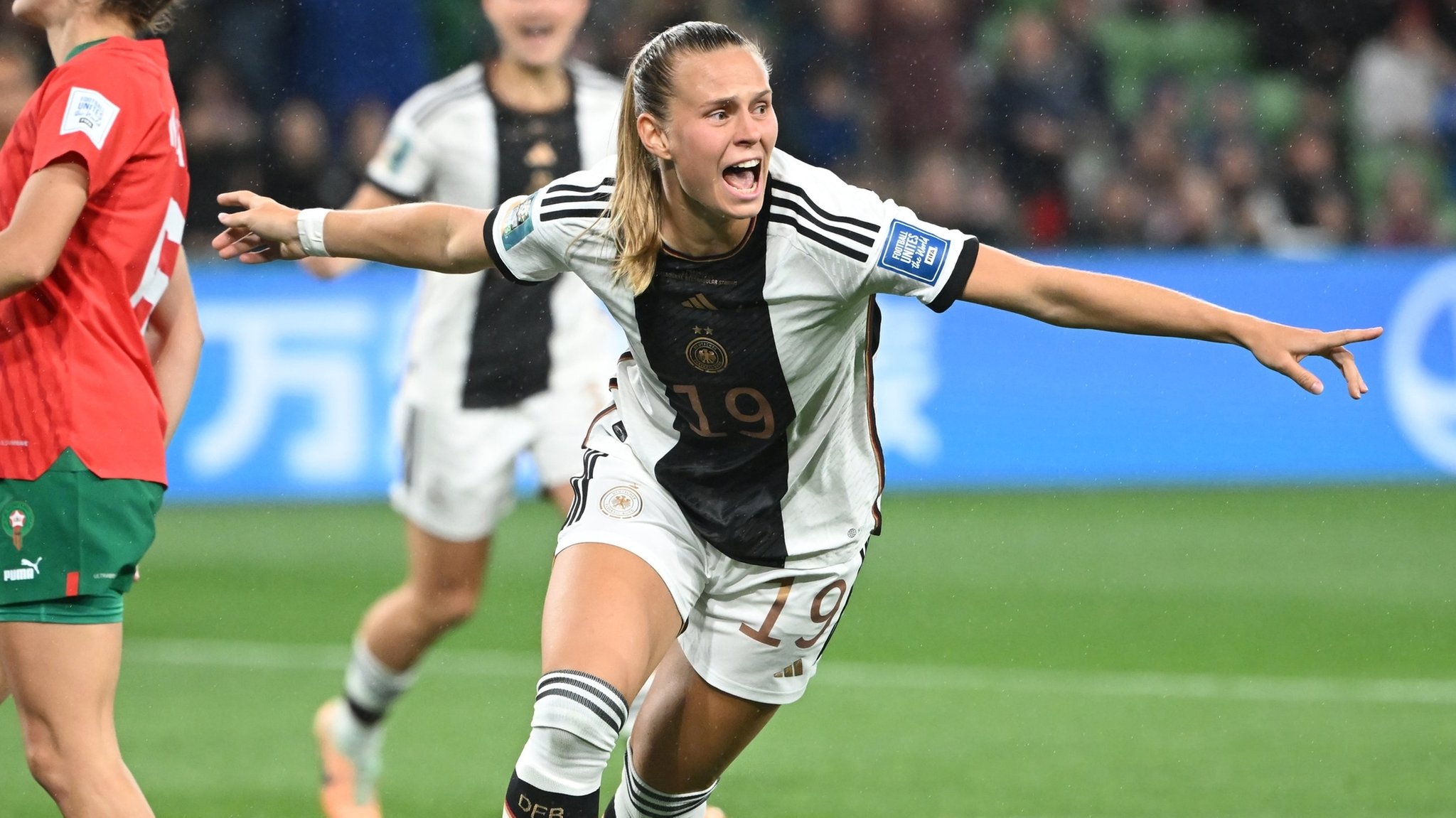 24.07.2023, Australien, Melbourne: Fußball, Frauen: WM, Deutschland - Marokko, Vorrunde, Gruppe H, 1. Spieltag, Melbourne Rectangular Stadium: Deutschlands Klara Bühl freut sich über ihren 3:0 Treffer. Foto: Sebastian Christoph Gollnow/dpa +++ dpa-Bildfunk +++