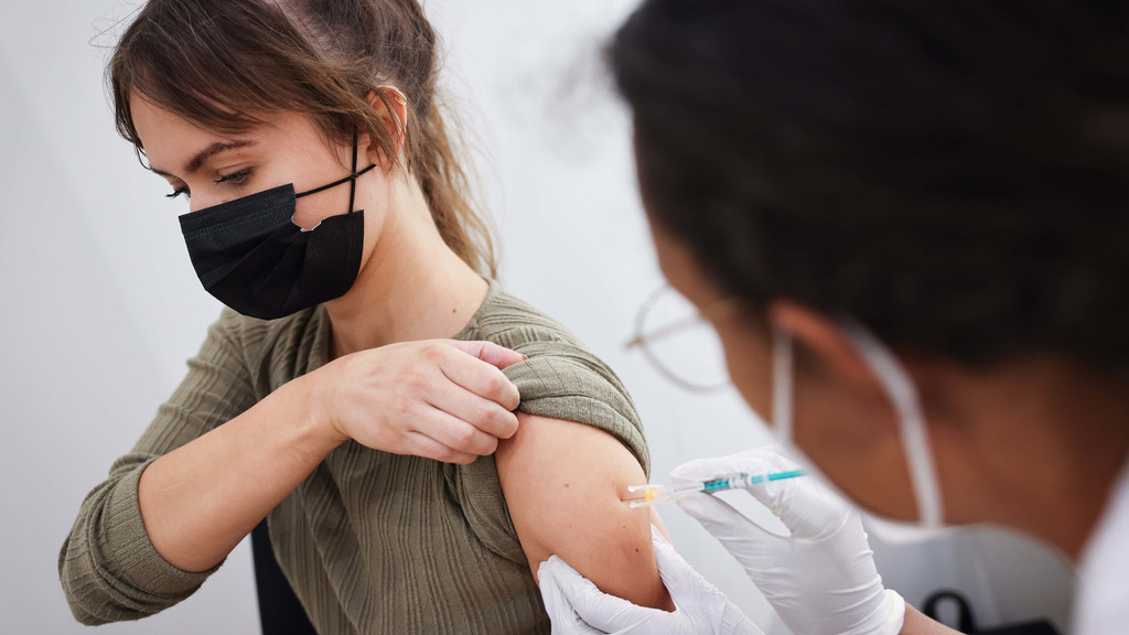 ينتشر الادعاء في الانترنت بأن متحورة دلتا اقل ضررا من طفرات كورونا الأخرى، ولكنها أكثر خطورة على الذين تلقوا اللقاح منه على غير الملقحين.