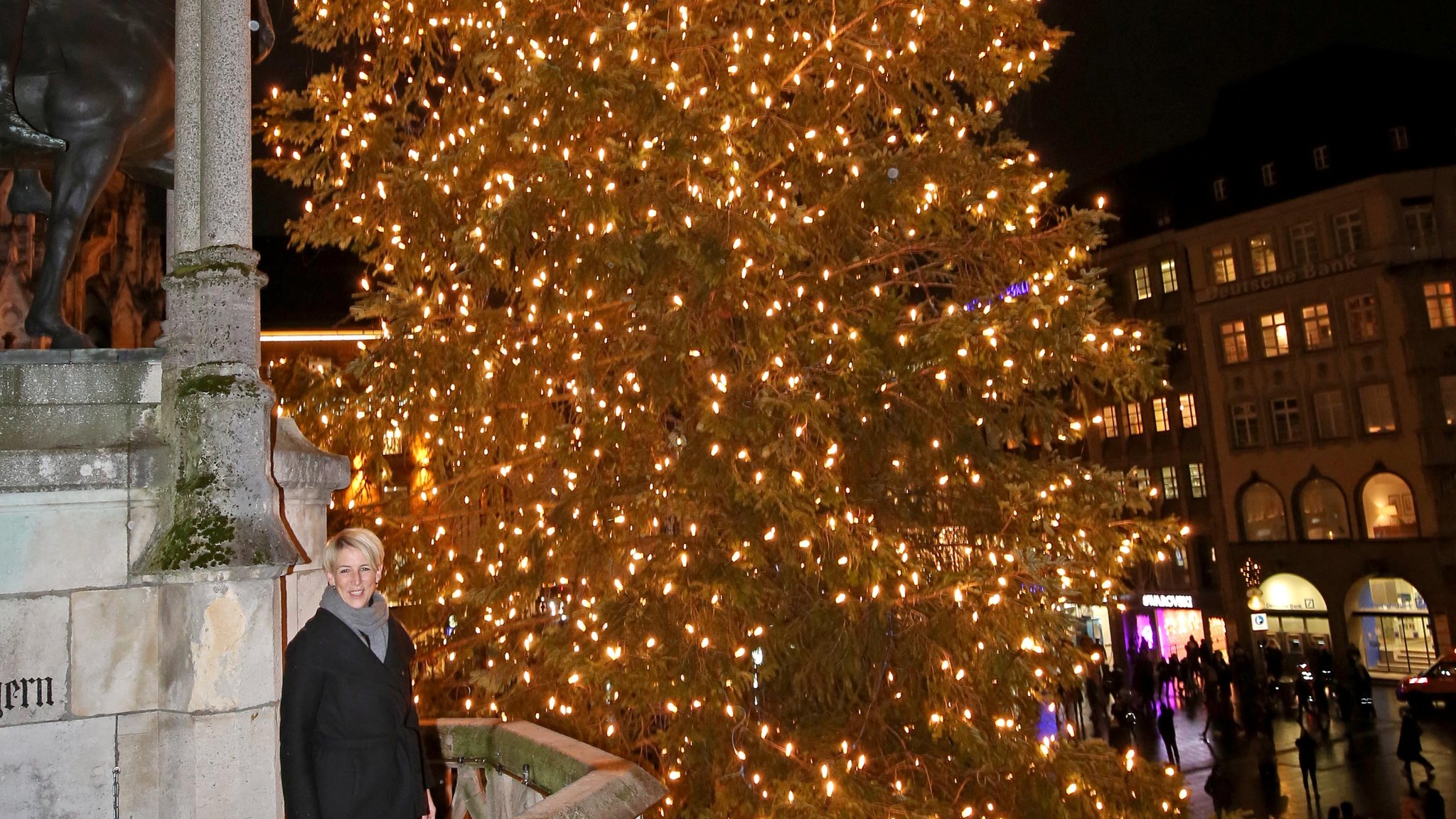 Bürgermeisterin Katrin Habenschaden vor dem erleuchteten Münchner Christbaum