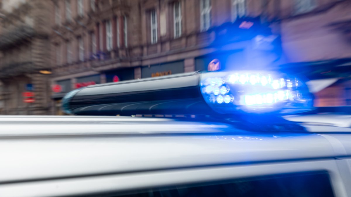 Blaulicht auf einem Polizeiauto (Symbolbild)
